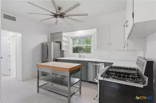 952 Bismark St, Seguin, TX 78155 - Photo 12