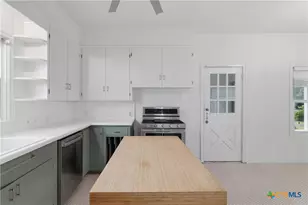 952 Bismark St, Seguin, TX 78155 - Photo 10