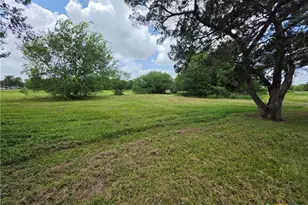 602 W Live Oak St, Edna, TX 77957 - Photo 4