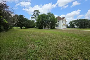 602 W Live Oak St, Edna, TX 77957 - Photo 1