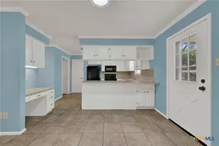 1302 S Mesquite Ave, New Braunfels, TX 78130 - Photo 12