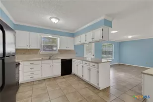 1302 S Mesquite Ave, New Braunfels, TX 78130 - Photo 16