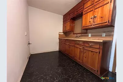 1305 E Mistletoe Avenue, Victoria, TX 77901 - Photo 2