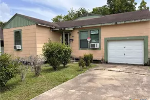 1305 E Mistletoe Ave, Victoria, TX 77901 - Photo 1