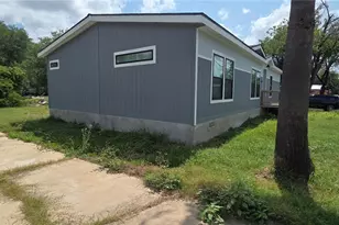 2214 Pecan St, Bastrop, TX 78602 - Photo 4