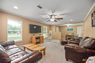 305 W Division St, Edna, TX 77957 - Photo 4