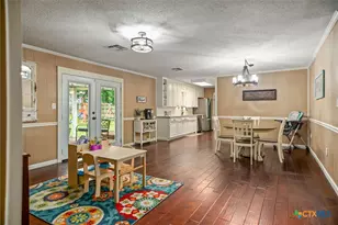 305 W Division St, Edna, TX 77957 - Photo 6
