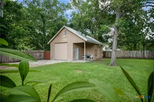 305 W Division St, Edna, TX 77957 - Photo 34