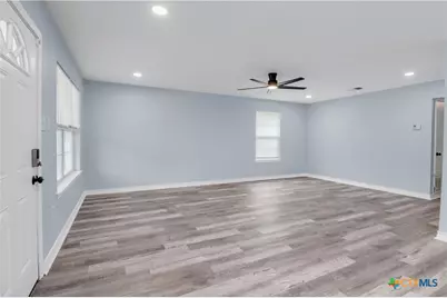 1037 N Guadalupe Street, Seguin, TX 78155 - Photo 6
