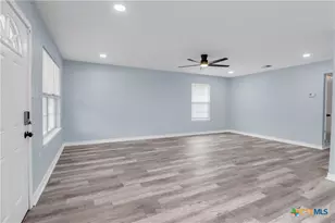 1037 N Guadalupe St, Seguin, TX 78155 - Photo 6
