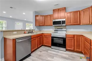 1037 N Guadalupe St, Seguin, TX 78155 - Photo 4