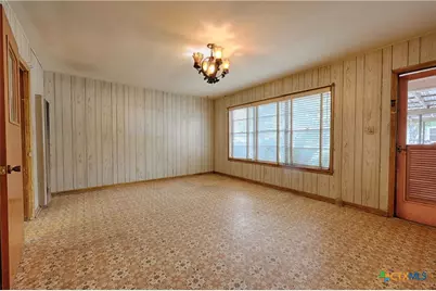 200 Young Street, Hallettsville, TX 77964 - Photo 4