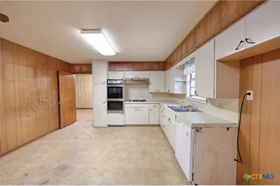 200 Young Street, Hallettsville, TX 77964 - Photo 10