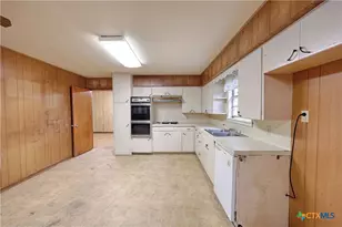 200 Young St, Hallettsville, TX 77964 - Photo 10