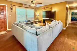 203 W Koether St, Shiner, TX 77984 - Photo 10