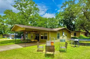 203 W Koether St, Shiner, TX 77984 - Photo 2