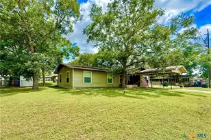 203 W Koether St, Shiner, TX 77984 - Photo 4
