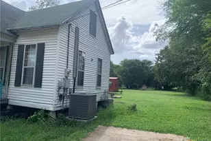 508 Stockdale St, Cuero, TX 77954 - Photo 2
