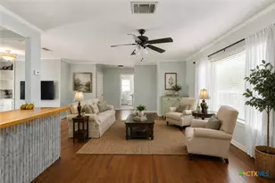 1521 S Mesquite Ave, New Braunfels, TX 78130 - Photo 4