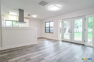 1225 W Coll St, New Braunfels, TX 78130 - Photo 16