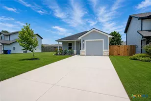 240 West Martindale, Seguin, TX 78155 - Photo 4