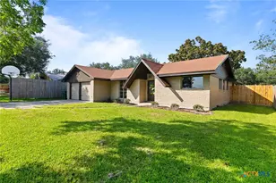 613 Jackson St, Edna, TX 77957 - Photo 2