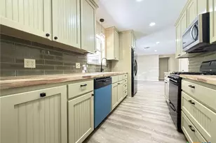 613 Jackson St, Edna, TX 77957 - Photo 8