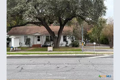 1117 E Court Street, Seguin, TX 78155 - Photo 2