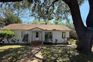 1117 E Court St, Seguin, TX 78155 - Photo 1