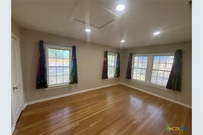 1117 E Court Street, Seguin, TX 78155 - Photo 4