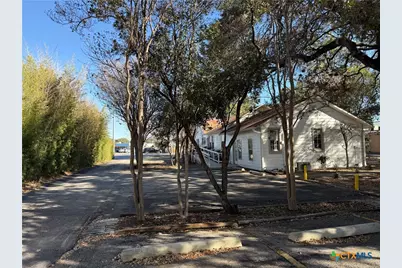 1117 E Court Street, Seguin, TX 78155 - Photo 8