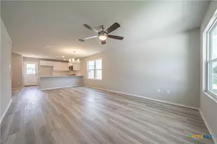 304 W Martindale St, Seguin, TX 78155 - Photo 4
