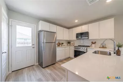304 West Martindale St, Seguin, TX 78155 - Photo 8