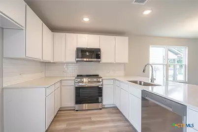 304 West Martindale St, Seguin, TX 78155 - Photo 10