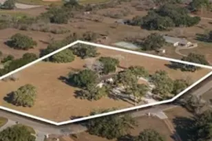 404 Glen Oaks Ln, Cuero, TX 77954 - Photo 2