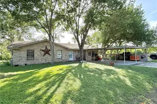 1209 Cobb St, Edna, TX 77957 - Photo 2