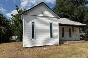 500 6th St, Cameron, TX 76520 - Photo 2