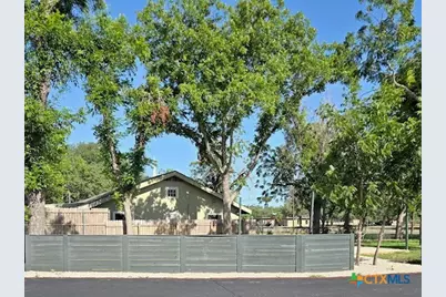 1037 W Court Street #C, Seguin, TX 78155 - Photo 4