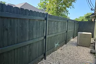 1037 W Court St, Seguin, TX 78155 - Photo 20