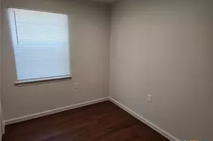1037 W Court St, Seguin, TX 78155 - Photo 18