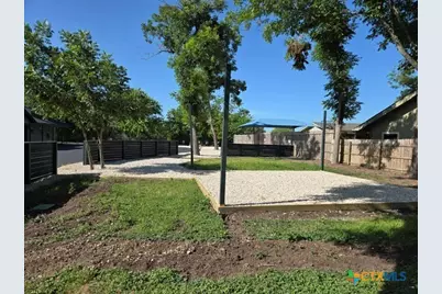 1037 W Court Street #Main, Seguin, TX 78155 - Photo 4