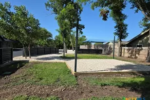 1037 W Court St, Seguin, TX 78155 - Photo 4