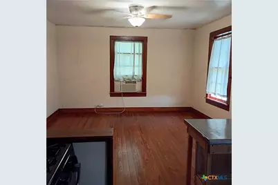 606 E Newman, Cuero, TX 77954 - Photo 2