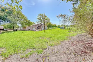 810 N Ave H, Shiner, TX 77984 - Photo 6