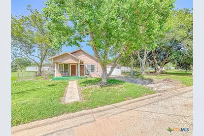 810 N Avenue H, Shiner, TX 77984 - Photo 1