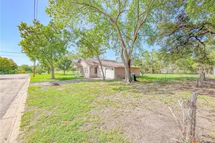810 N Ave H, Shiner, TX 77984 - Photo 4