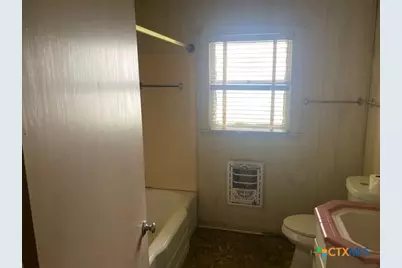 1001 Eisenhower Street, Victoria, TX 77901 - Photo 6