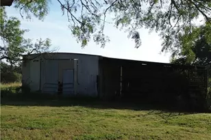 210 Julia St, Yoakum, TX 77995 - Photo 32