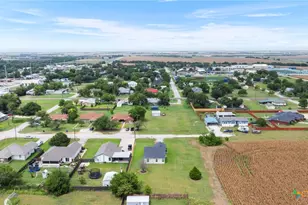 407 E Pietzsch St, Bartlett, TX 76511 - Photo 36