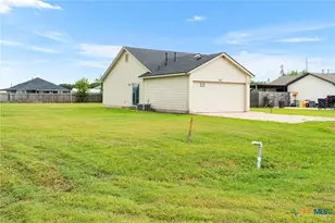 407 E Pietzsch St, Bartlett, TX 76511 - Photo 4